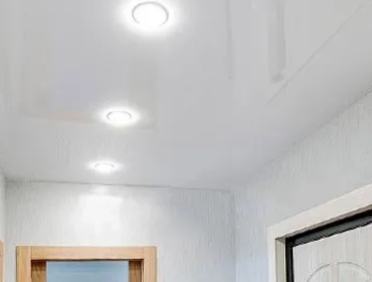 Белый натяжной потолок в коридор квартиры, 6 м2