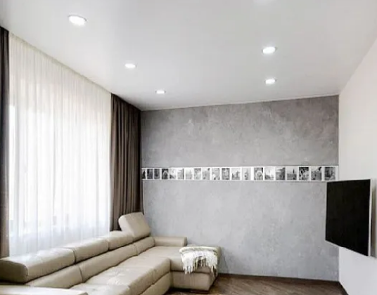 ​Белый натяжной потолок в гостиной, 12 кв.м