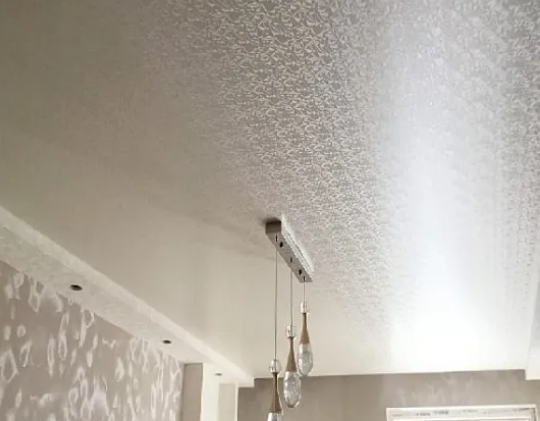 Белый фактурный натяжной потолок в зале, 15 м2