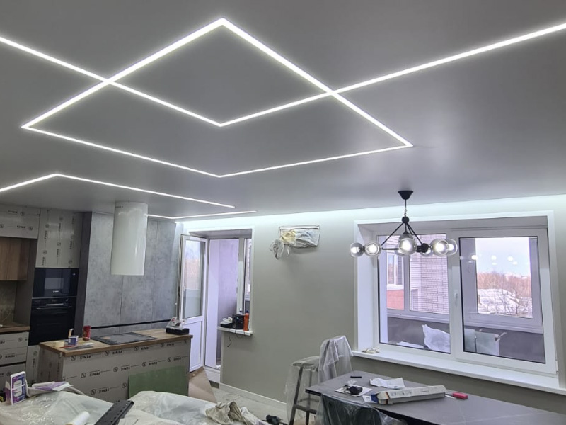 Натяжные потолки для гостиной