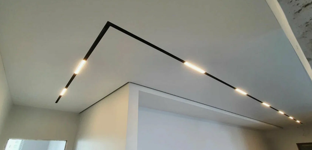 Натяжные потолки для прихожей