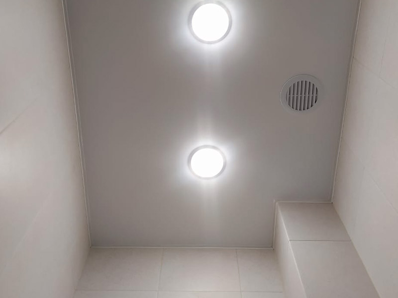 Натяжные потолки для туалета