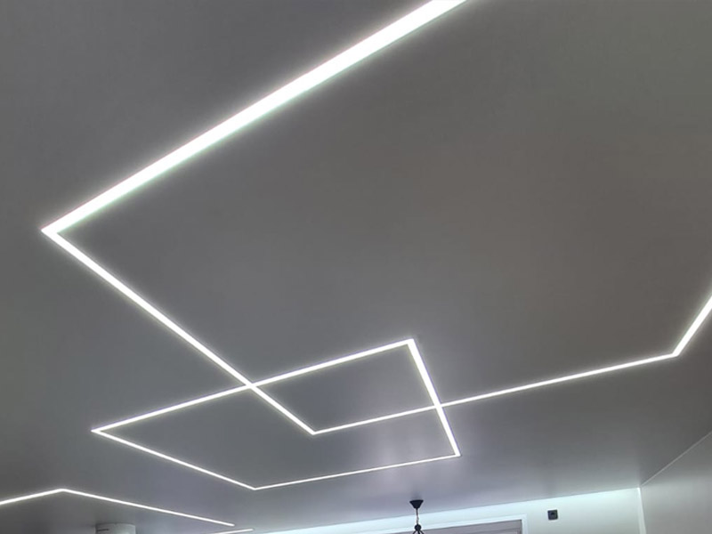 Натяжные потолки со световыми линиями