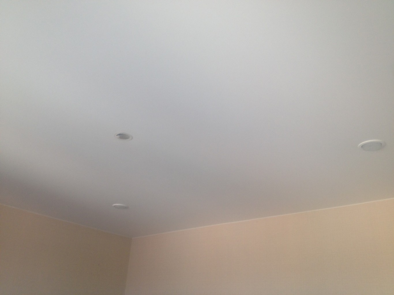 Одноуровневые натяжные потолки