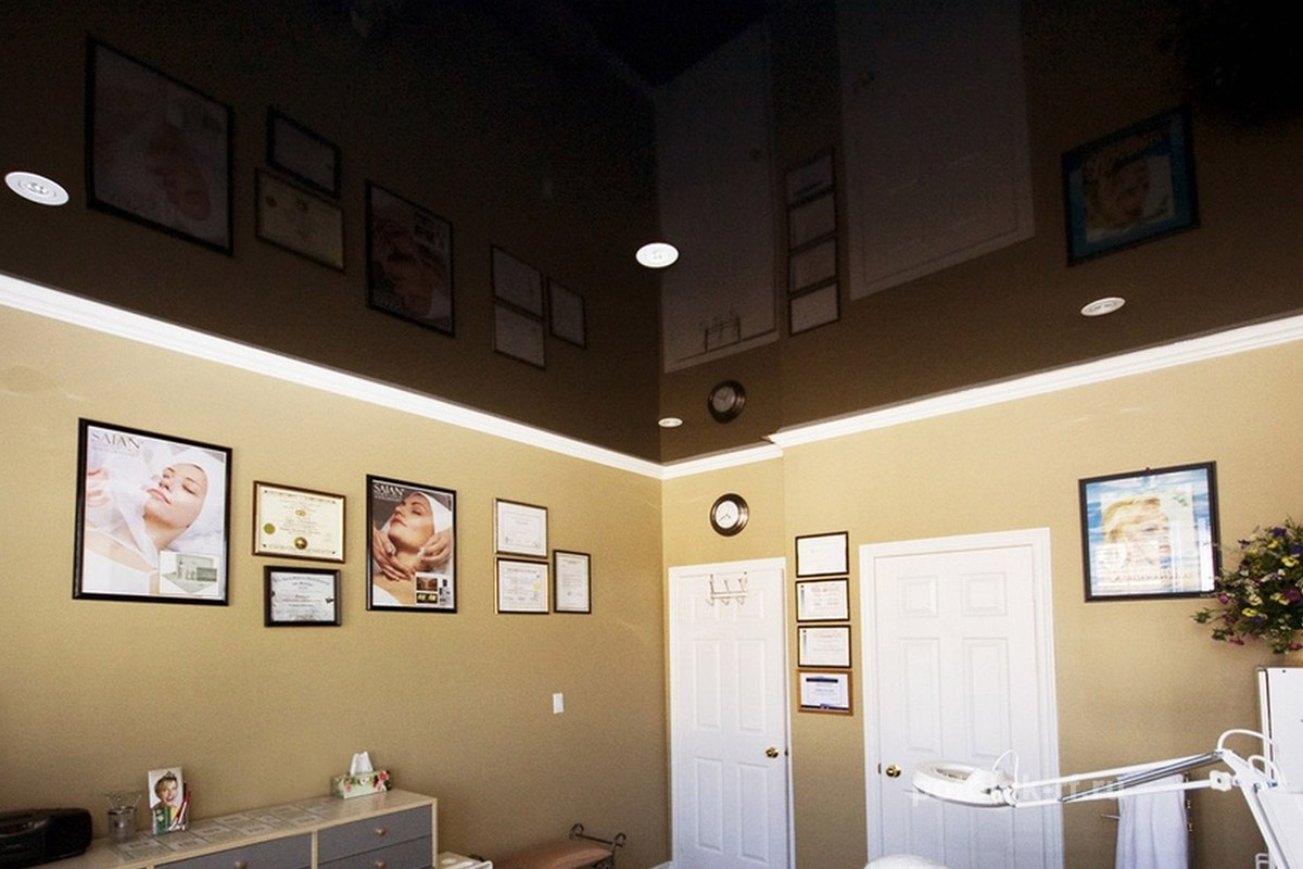 Коричневые натяжные потолки