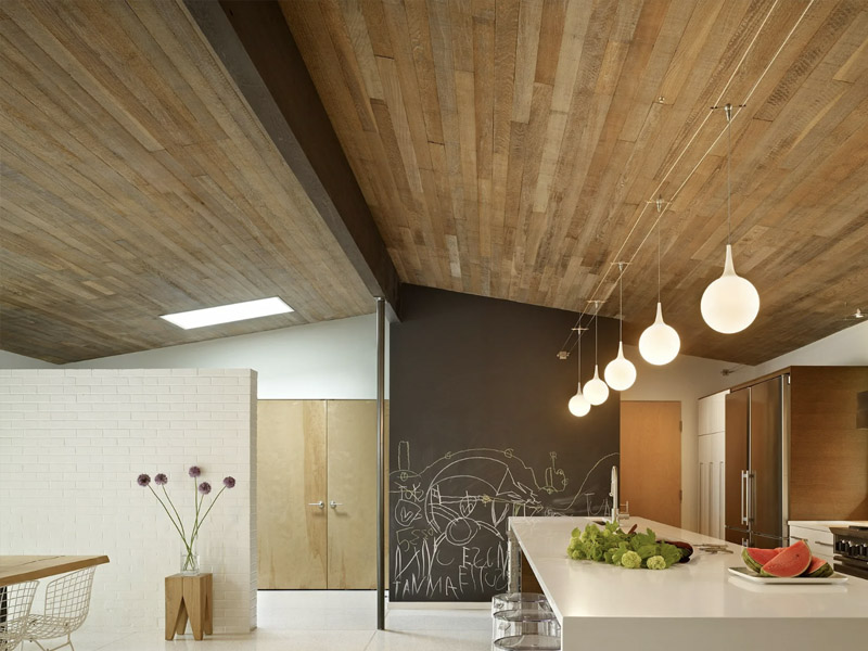 Натяжные потолки под дерево