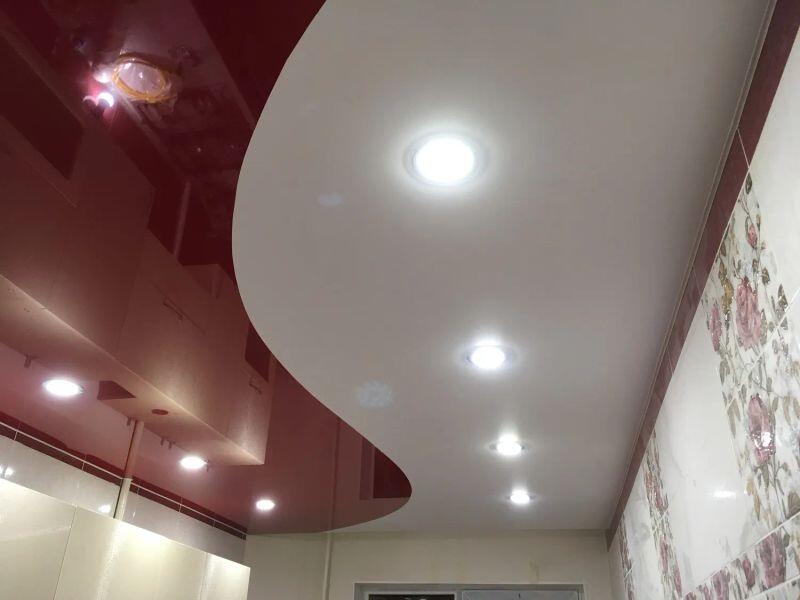 Натяжные потолки двухцветные