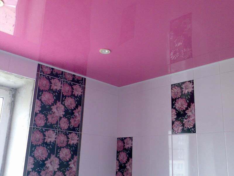 Розовые натяжные потолки