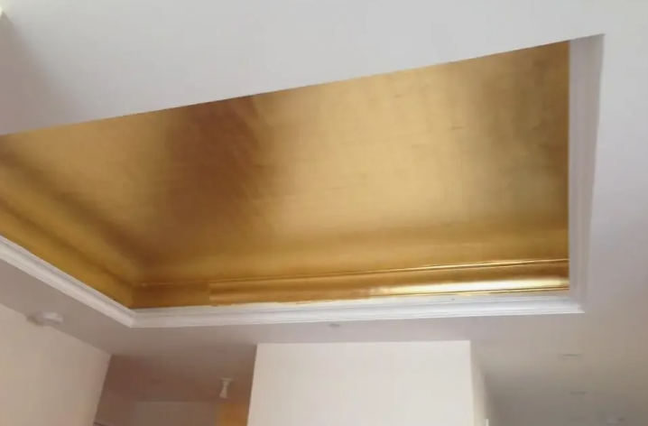 Золотые натяжные потолки