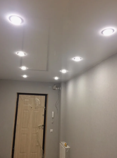 ​Глянцевые потолки в прихожую 18,4 м2