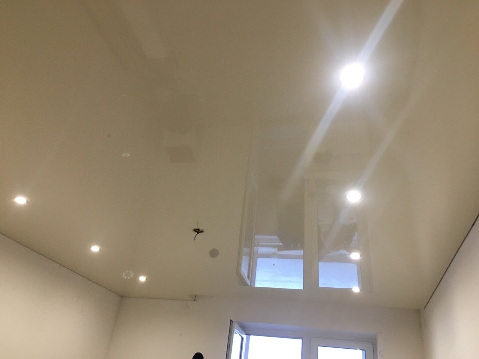 Глянцевый потолок  на кухню 9 м2