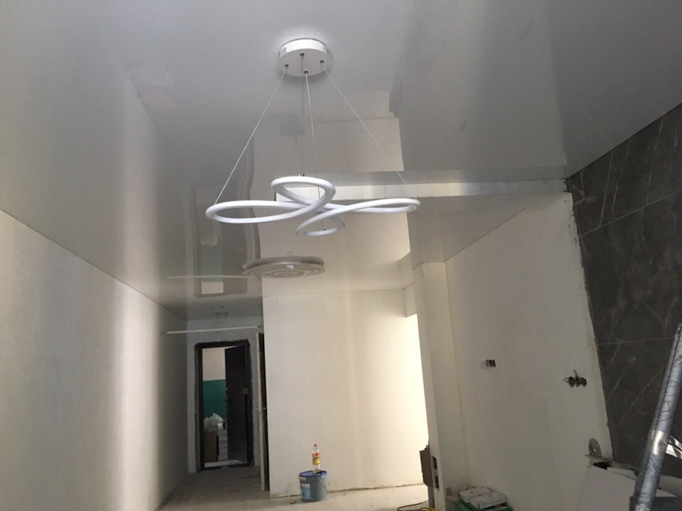 Глянцевый потолок в прихожую 33 м2