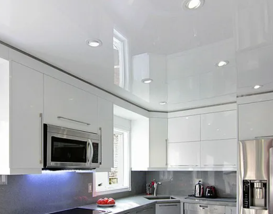 ​Глянцевый натяжной потолок на кухне, 18 м2