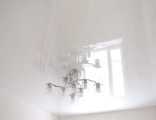 Белый глянцевый потолок в гостиной, 15 м2