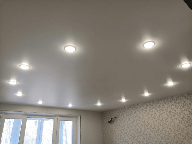 Сатиновый натяжной потолок с подсветкой, 10 м2