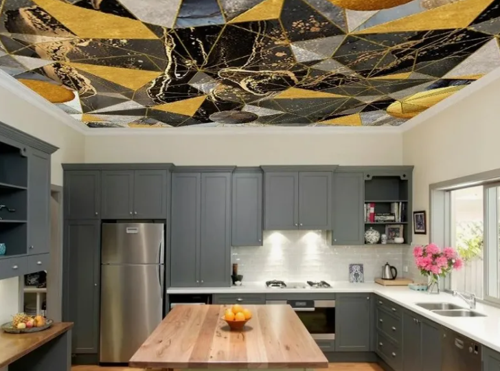 Потолок фотопечать с точечным светильниками на кухне, 5 кв.м