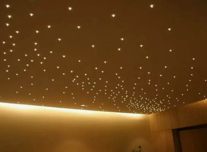 Потолок натяжной с точечным светильниками на кухне, 5 кв.м