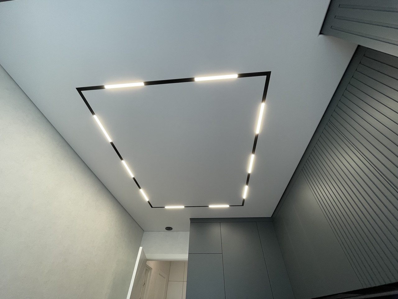 Теневой потолок  с подсветкой, 10 м2